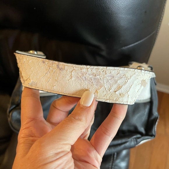 Guess - Picture 3 of 4